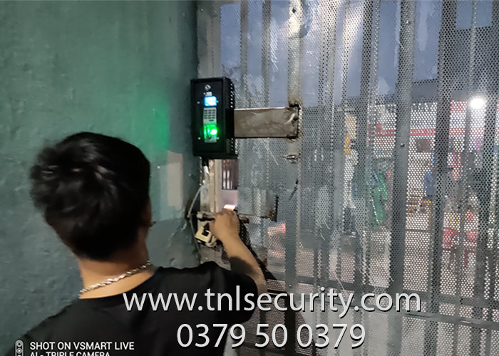 Lap-dat-khoa-van-tay-nha-tro-cho-cua-sat-mot-canh-tai-Hoc-Mon